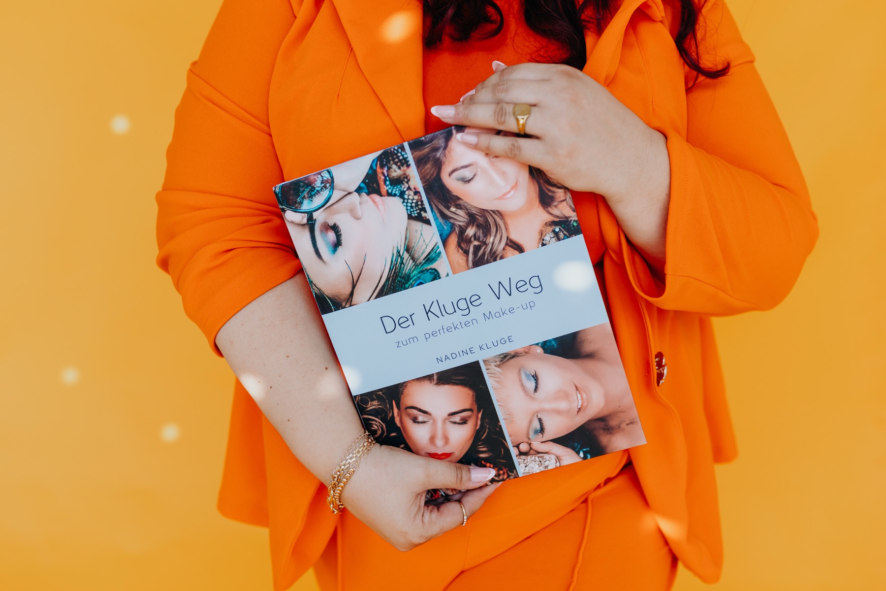 Nadine Kluge hält ihr Buch „Der Kluge Weg zum perfekten Make-up“ in den Händen